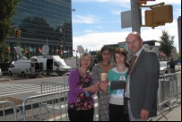 Lorna Gold, Jean Saldanha, Cliona Sharkey Y Bernd Nilles, de Trocaire y CIDSE, "Encendiendo la llama" ante la sede de las Naciones Unidas en Nueva York (septiembre 2013)