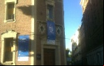 Fachada del Colegio anunciando las "24 horas que mueven el mundo"