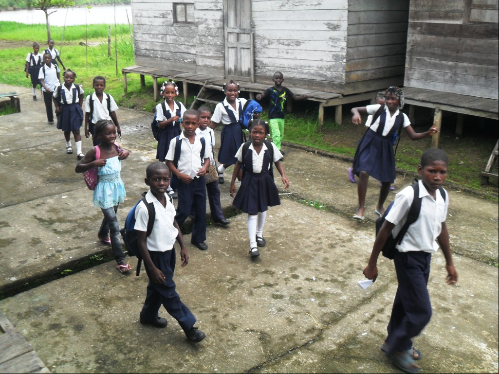 Niños afrocolombianos volviendo de la escuela en el medio Atrato