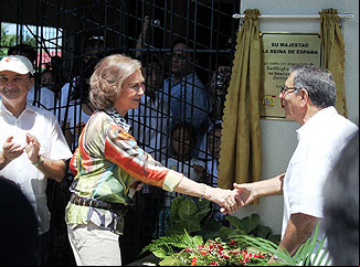 La Reina saluda a Ángel Calvo durante la visita