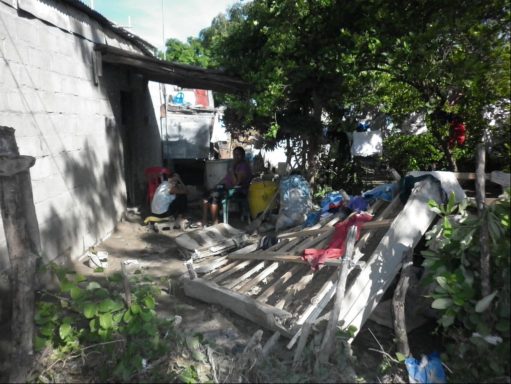 Una familia a la puerta de su casa tras el paso de Sandy