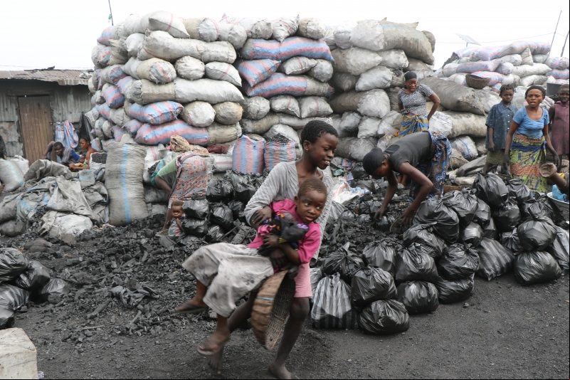 Niña trabajadora del mercado de Dantopka, en Benín. Foto: Manos Unidas