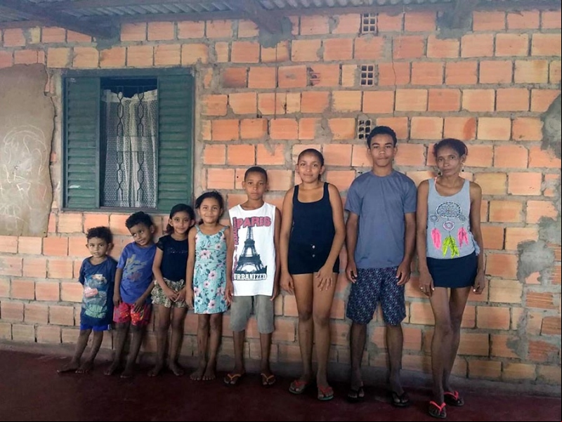Darlete, junto a toda su familia. Imagen: Asociación ANSA y Asociación Araguaia con el Obispo Casaldáliga