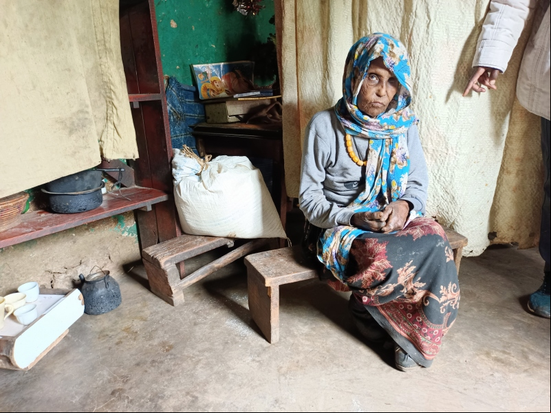 Mujer etíope recibe ayuda alimentaria. Foto Manos Unidas ONG/Goril  Meisingset