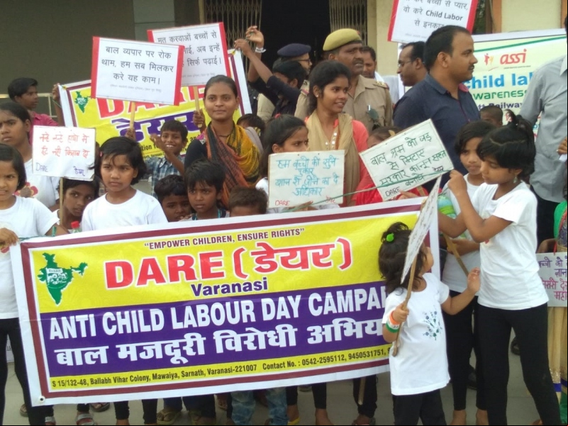 Niños del proyectos DARE (India) reclaman el fin del Trabajo Infantil. Foto: Manos Unidas