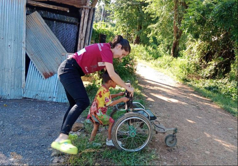 Personal de Karuna Battambang ayuda a Chetra a Caminar. Foto: Manos Unidas/Karuna Battambang
