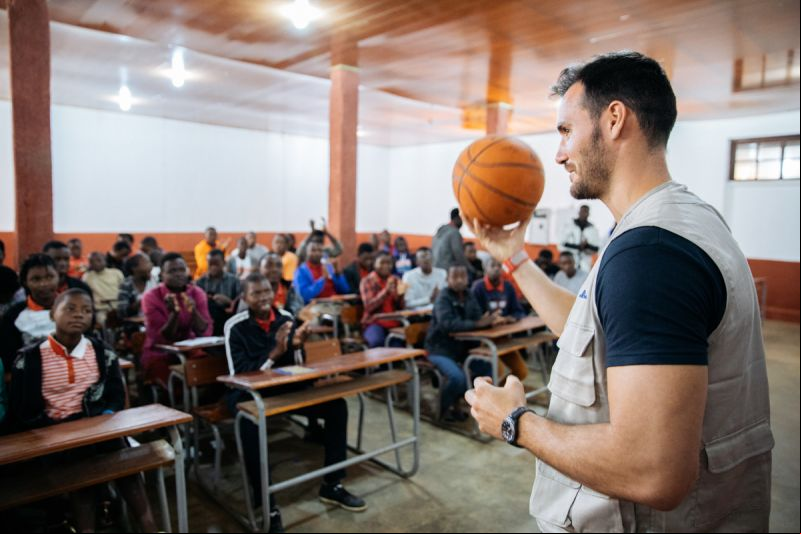 Saúl Cravioto en Amatongas/Mozambique. Foto: Limbo Agency para Manos Unidas