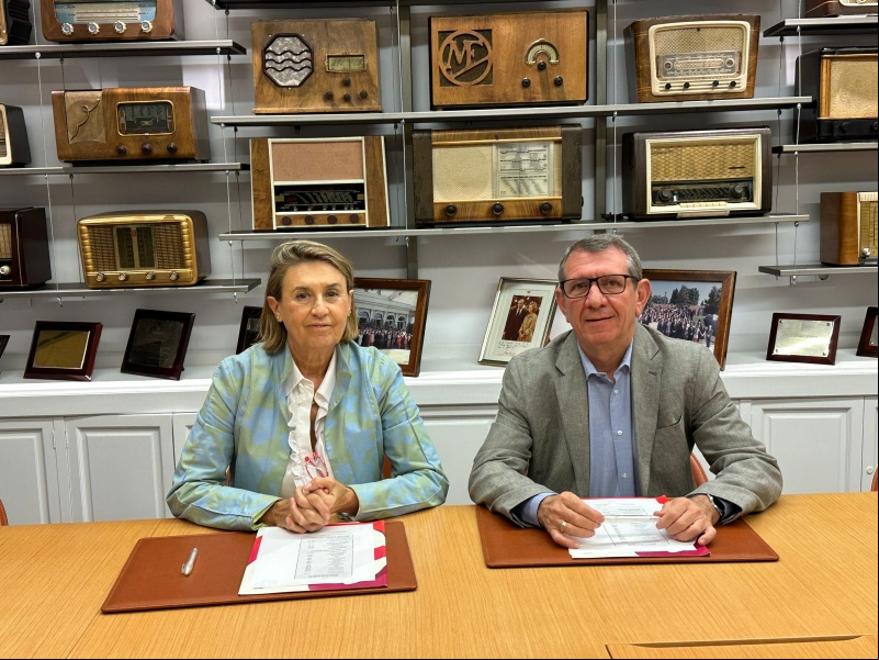 La presidenta de Manos Unidas, Cecilia Pilar, junto a  José Luis Restán, presidente de Ábside Media. Fotografía: CADENA 100