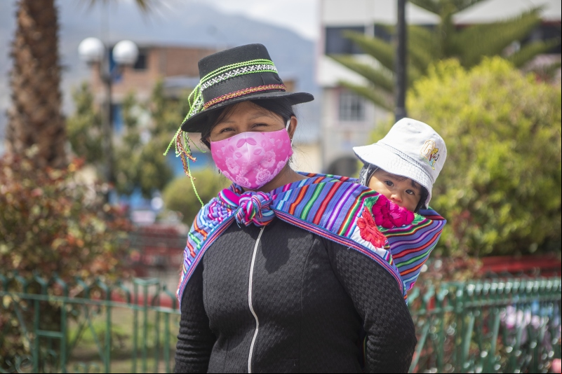 Mujer y cuidado de los niños. Foto: Ana Castañeda para Manos Unidas en Perú