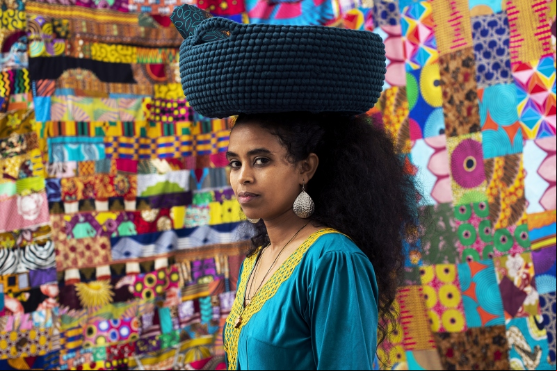 Mujer Eritrea con las cestas que tejen en el proyecto Kuchinate. Foto: Manos Unidas
