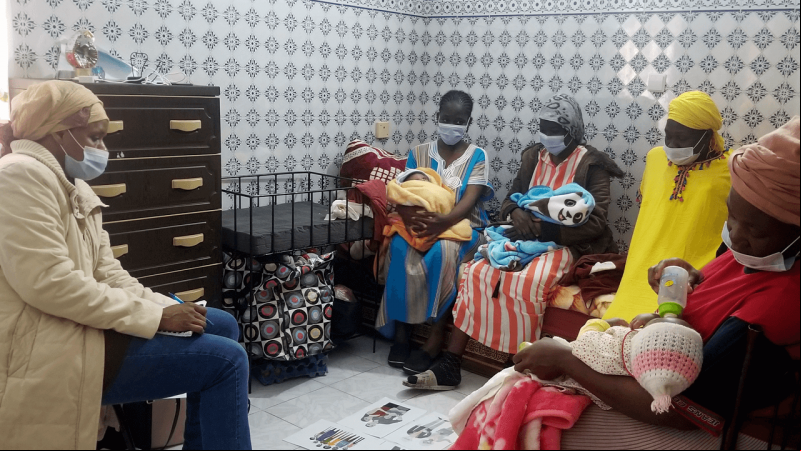 Mujeres embarazadas, en la sala de espera del centro comunitario