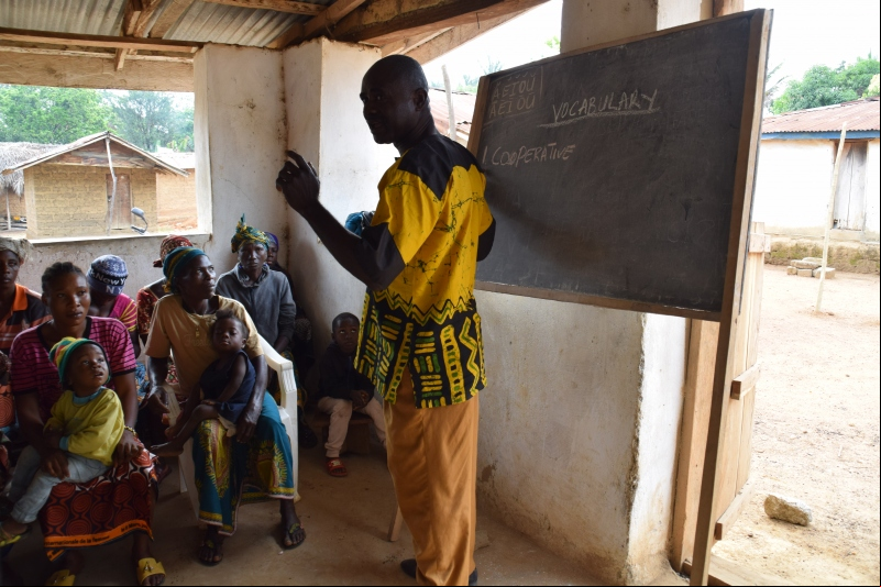 Alfabetización de adultos en Sierra Leona. Foto: Manos Unidas 
