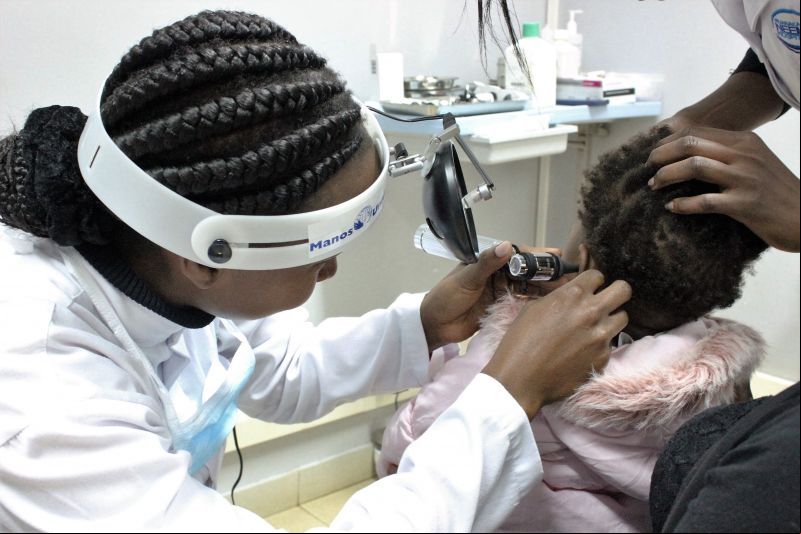 Una doctora atiende  a una niña en un hospital de Kenia. Foto: Manos Unidas 