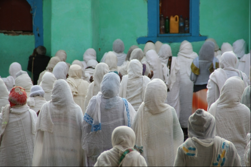 Mujeres rezando en Adigrat en el Tigray. Foto: Manos Unidas/Marta Carreño