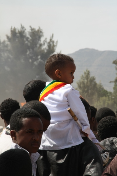 Un niño en la Fiesta de Meskel en Adigrat. Foto: Marta Carreño/Manos Unidas en  Etiopía