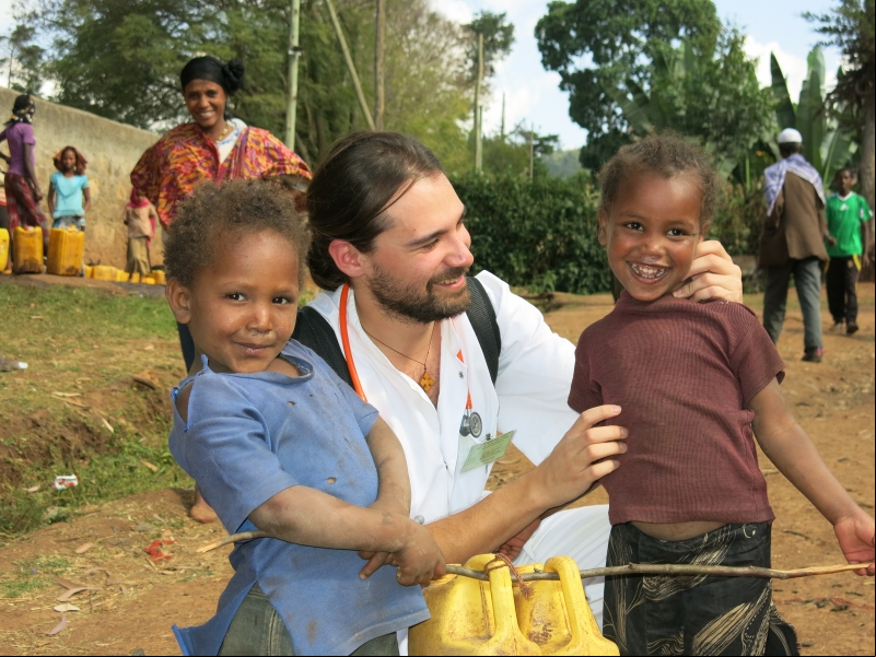 Iñaki Alegría con dos niños de Gambo. Foto: Alegría sin Fronteras 