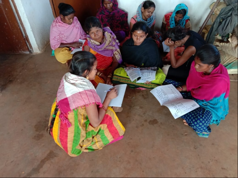 Alfabetización de mujeres en India. Foto: Manos Unidas