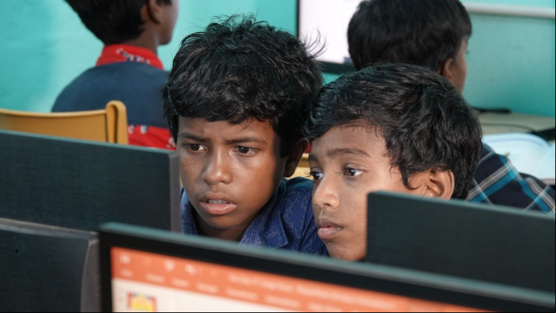 Alfabetización digital en West Bengal (Bengala Occidental). Foto: Don Bosco/Manos Unidas.