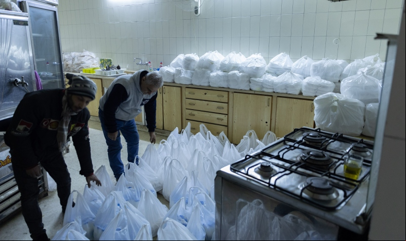 Reparto de comida entre las víctimas del terremoto en Alepo (Siria). Foto: Hope/Manos Unidas