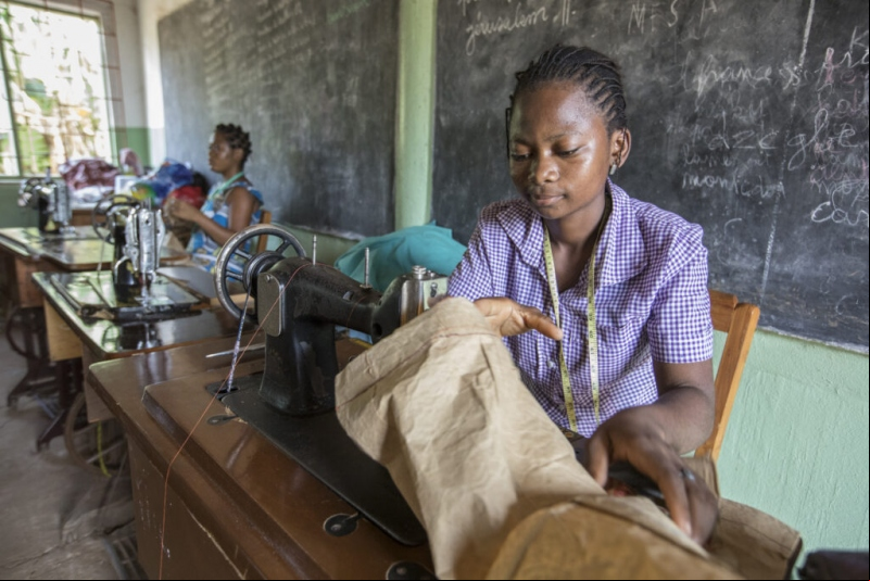 Foto Anal Palacios. Una niña en clases de costura. Vedrunas en Togo