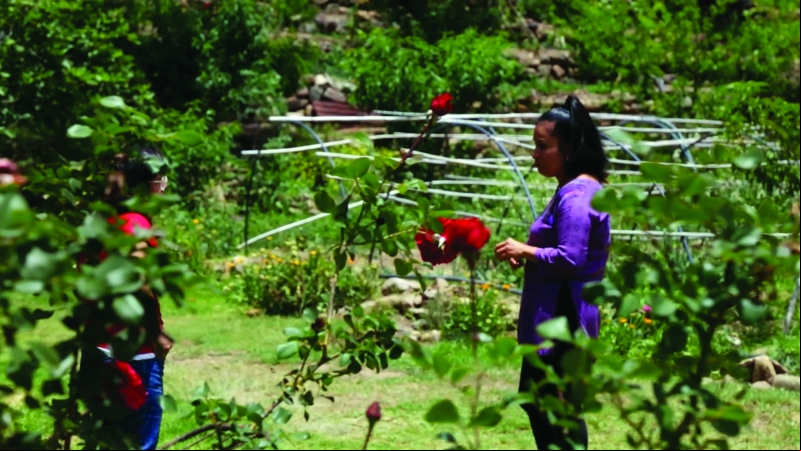 Las Juanas (Bolivia) - Rosaura Llave charla con una compañera en el jardín de la asociación