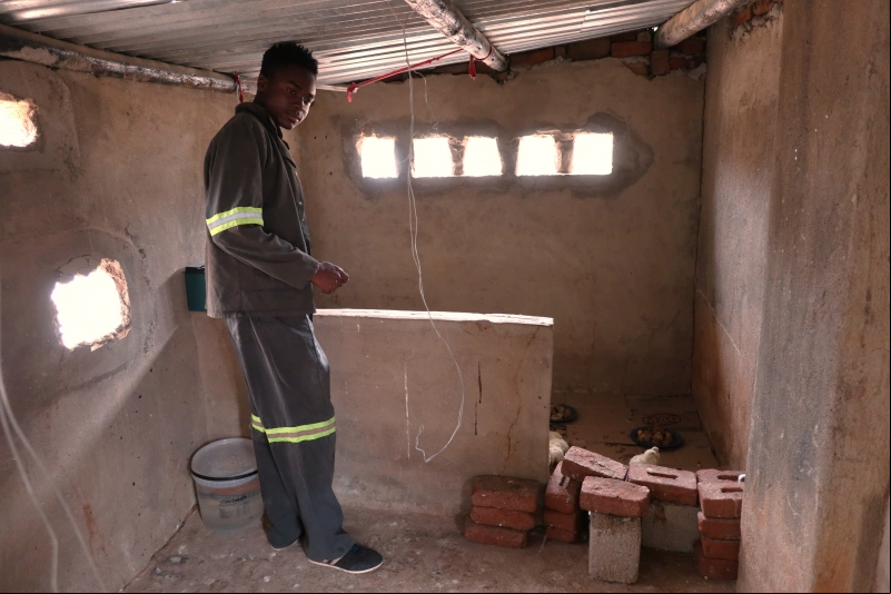 Mduduzi construyendo la casa para su familia