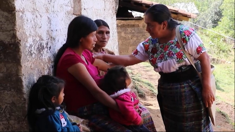 Mujeres de Guatemala charlan en el porche de una casa