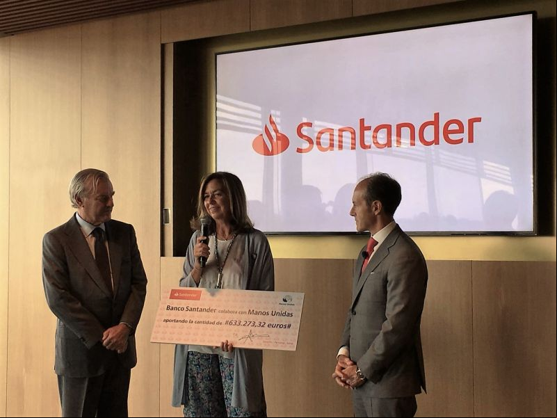Clara Pardo recibe el cheque de Banco Santander. Foto: Manos Unidas/Marta de la Fuente