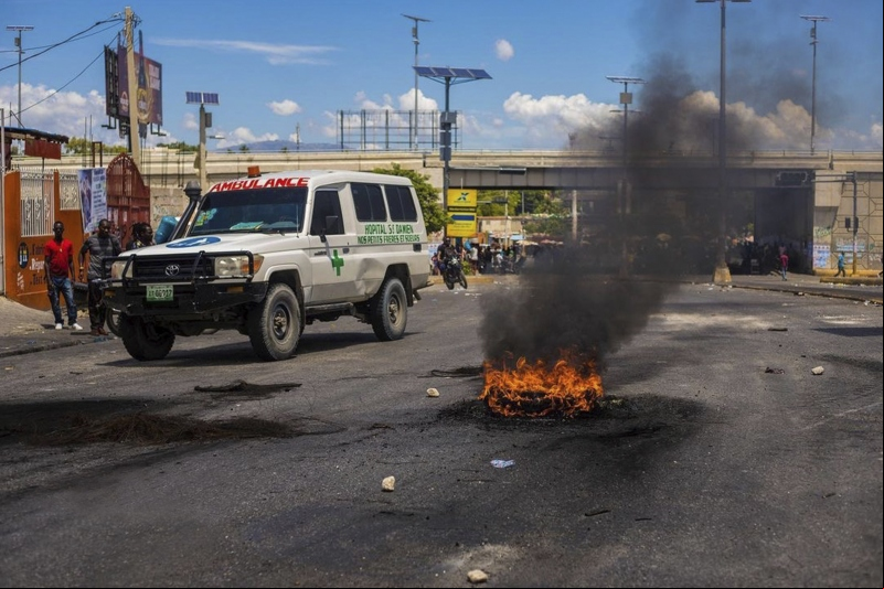 Terremoto: La ambulancia de NPH atraviesa una zona conflictiva en Haití. 