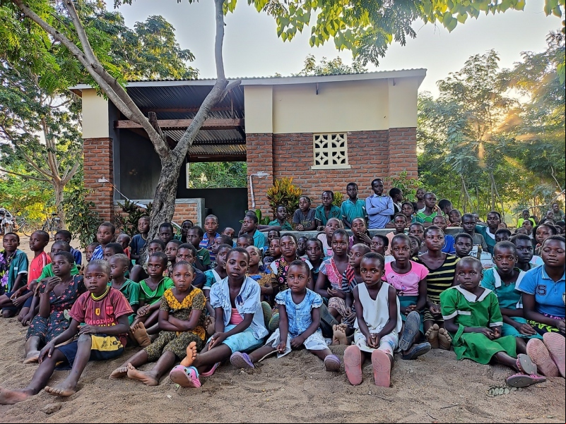 Niños de Malawi a la espera del reparto de comida. Foto: Manos Unidas ONG