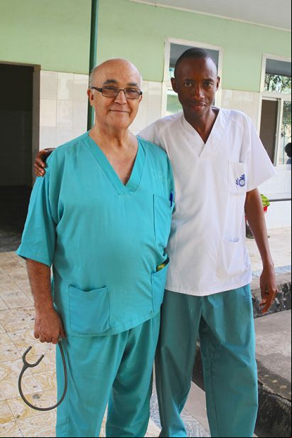 Manuel en el patio central del Hospital de Mabesseneh. Foto: http://sierraleonehsjdbcn.org