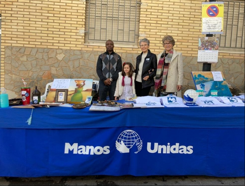 Puesto de Manos Unidas en la localidad de Montroy para recaudar donativos. 