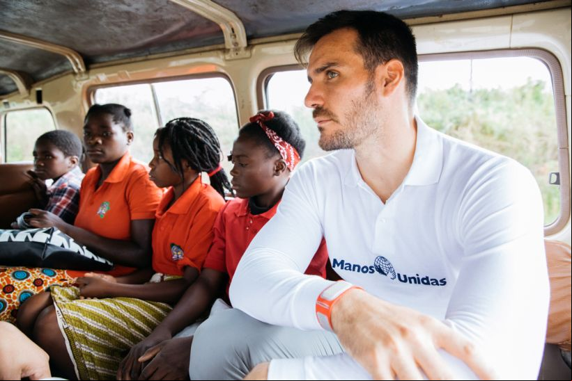 Saúl Craviotto en Amatongas/Mozambique. Foto Lombo Agency para Manos Unidas