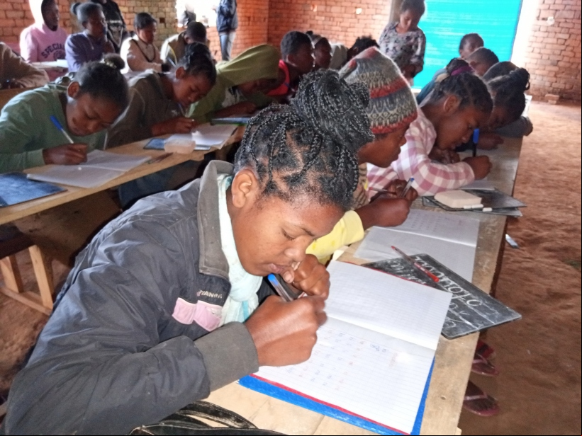 Alfabetización en Madagascar. Foto: Manos Unidas/Macarena Aguirre
