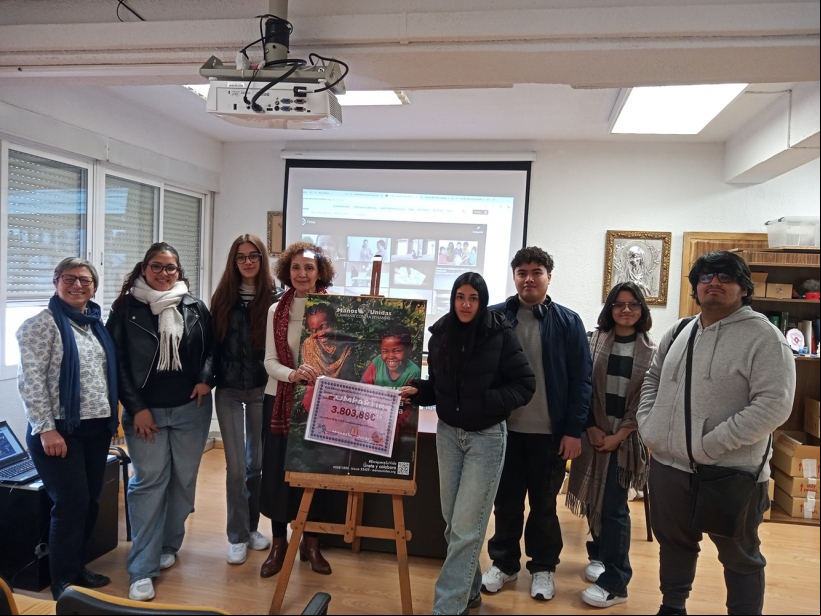 Los alumnos del colegio María Inmaculada Fuencarral entregan su donativo a Manos Unidas