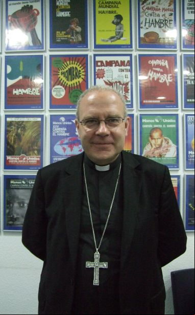 Monseñor Ortega en los Servicios Centrales de Manos Unidas. 