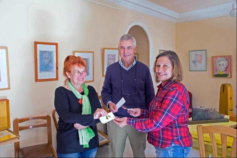 Éxito del arte solidario de la artista María Elba para Mans Unides