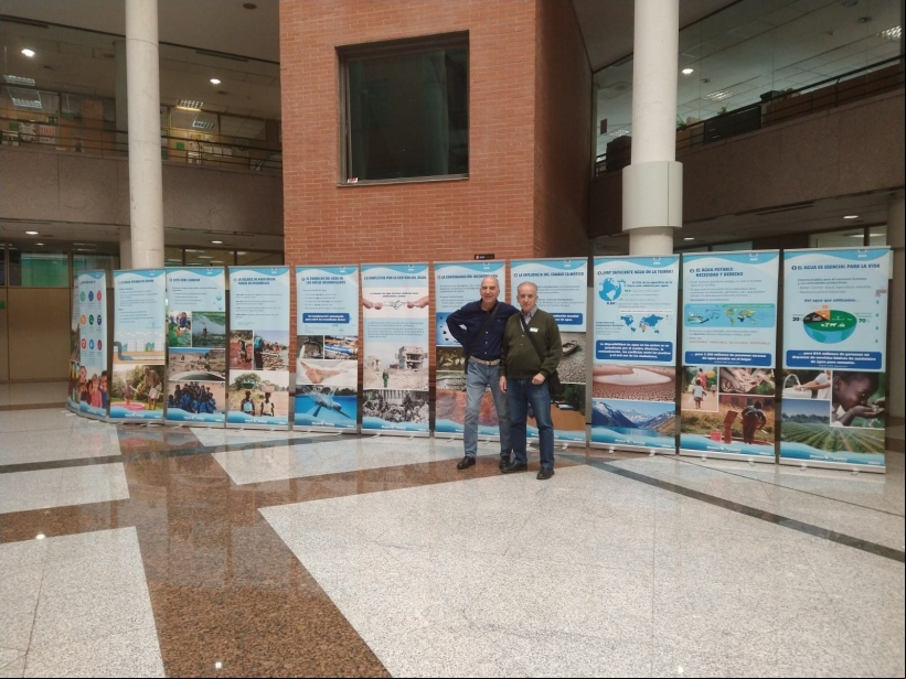 Voluntarios de Manos Unidas Madrid instalan la exposición Agua en el ayuntamiento de Alcobendas