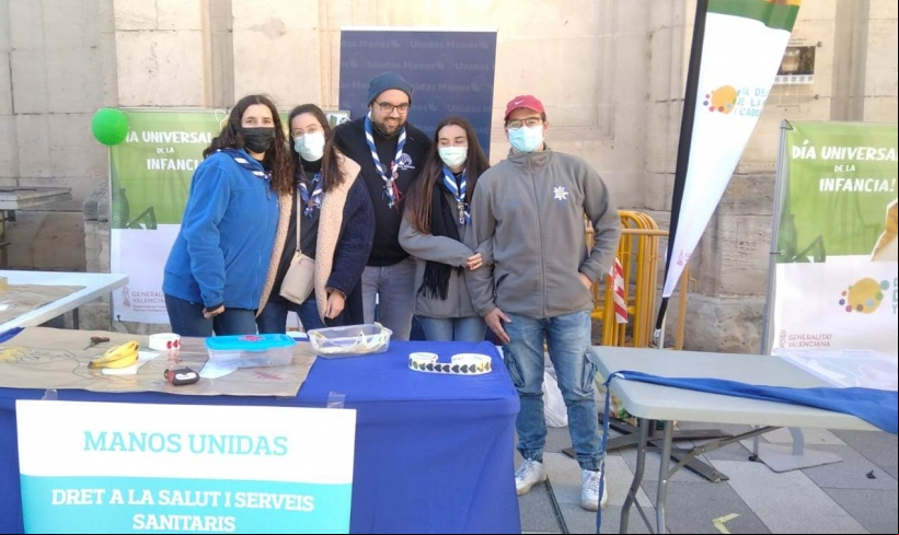 Voluntarios de Manos Unidas Valencia en Alcoi en la Fira de la Infancia. 