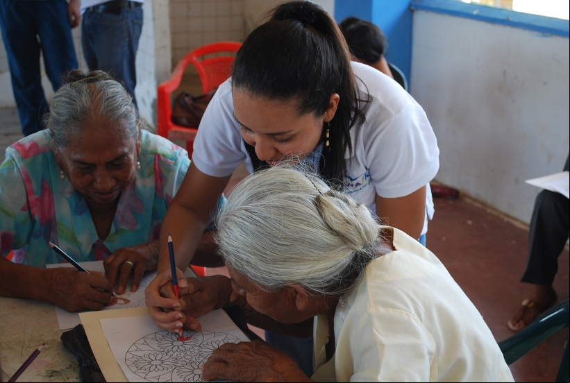 Diana Marcela Torres con personas migrantes de Colombia. Foto: Manos Unidas/JRS