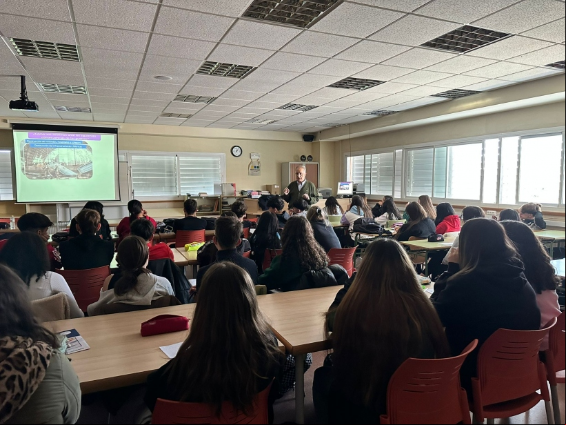 Voluntarios de Manos Unidas Madrid dan una charla en el IES Aldebarán de Alcobendas