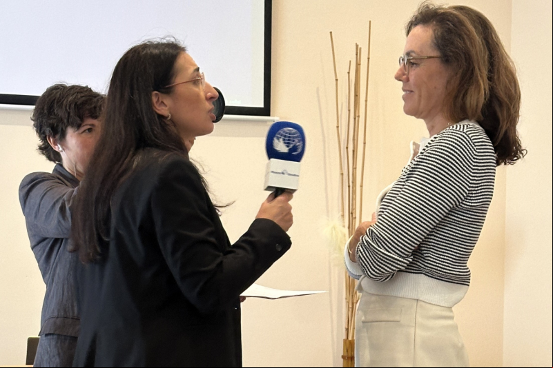 Mireia Angerri, presidenta-delegada de Manos Unidas Barcelona, durante el ejercicio práctico, junto a Rosa Mª Granero
