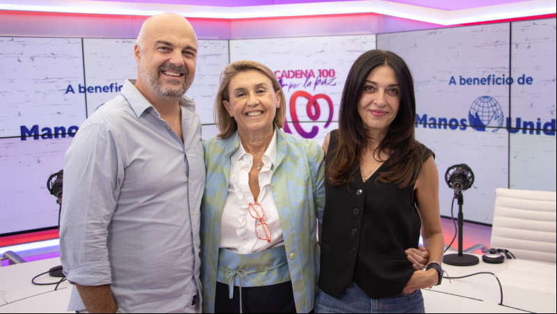 La presidenta de Manos Unidas, junto a Javi Nieves y Mar Amate. Fotografía: CADENA 100