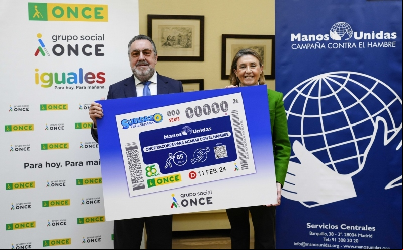 Miguel Carballeda, presidente del Grupo Social ONCE, y Cecilia Pilar Gracia, presidenta de Manos Unidas, posan con el cupón conmemorativo