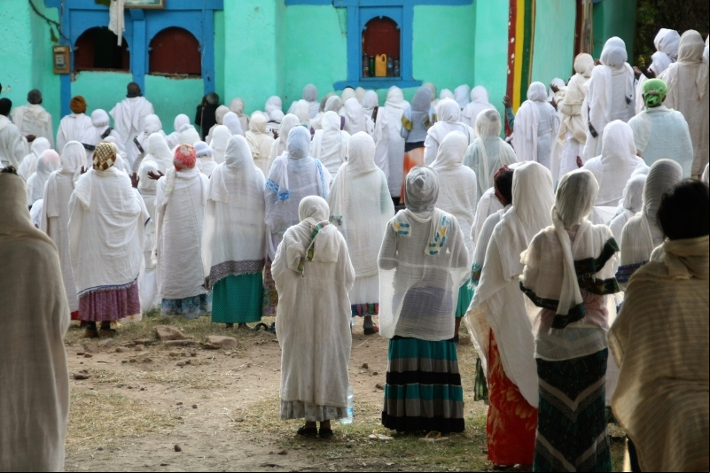 Etiopía. Mujeres rezando en una iglesia de Adigrat. Foto: Marta Carreño/ Manos Unidas en Etiopía