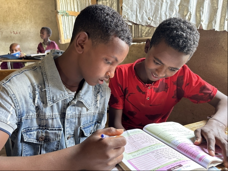 Manos Unidas ONG - El renacimiento del Tigray (Etiopía) - Dos chicos repasan un cuaderno de deberes - Imagen: Marta Carreño