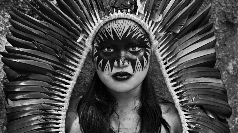 Manos Unidas ONG - Sorteamos «Amazônia», el libro más reciente de Sebastião Salgado (Imagen: indígena Yawanawá)