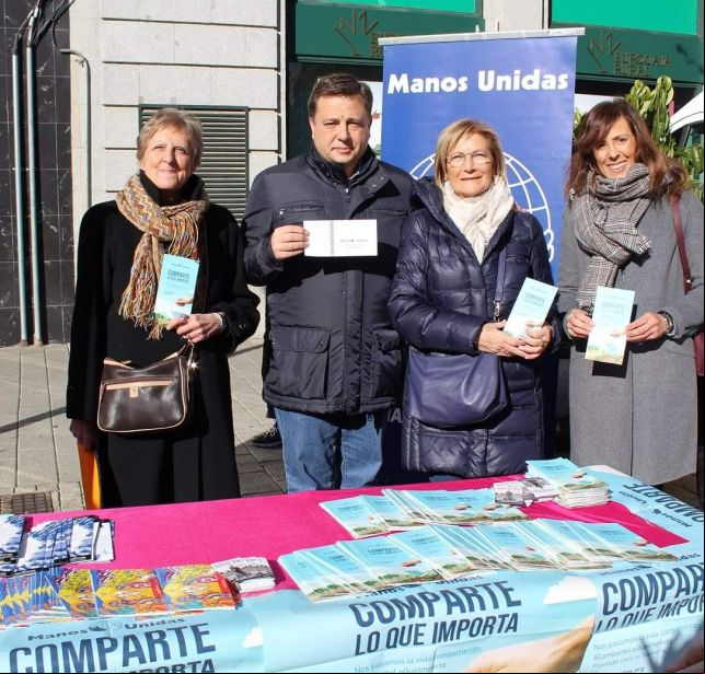 Maribel Amo y Juana Perete, voluntarias de Manos Unidas Albacete y Manuel Serrano y María Gil, alcalde y concejala de Acción Social del Ayuntamiento. 