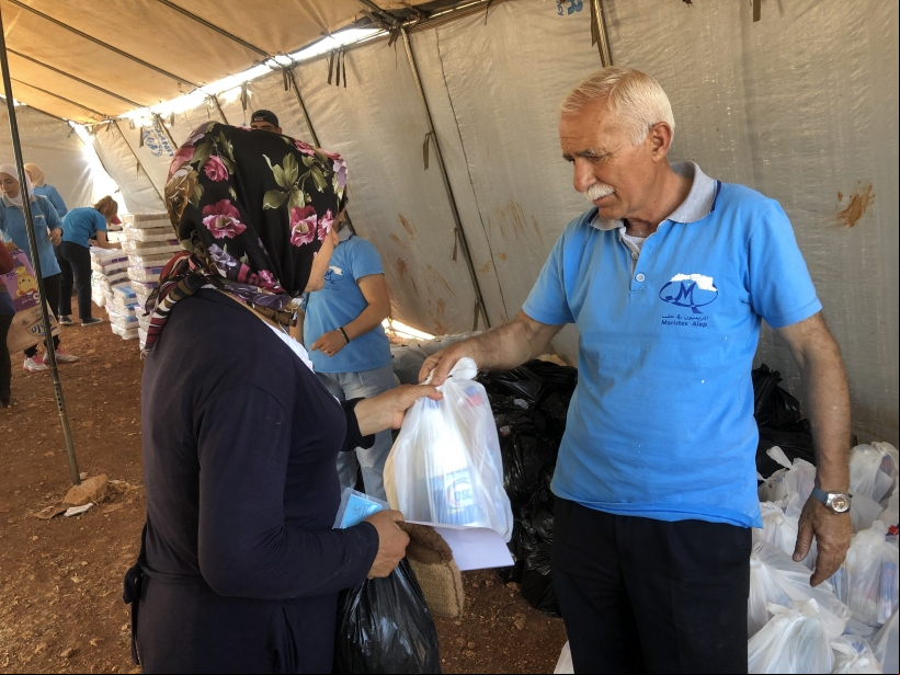 Una mujer Siria recibe ayuda de los Maristas Azules