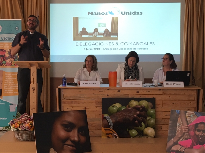 El consiliario Mario Jurado junto a Carmen Sebastián, Elisenda García y Rosa Pradas